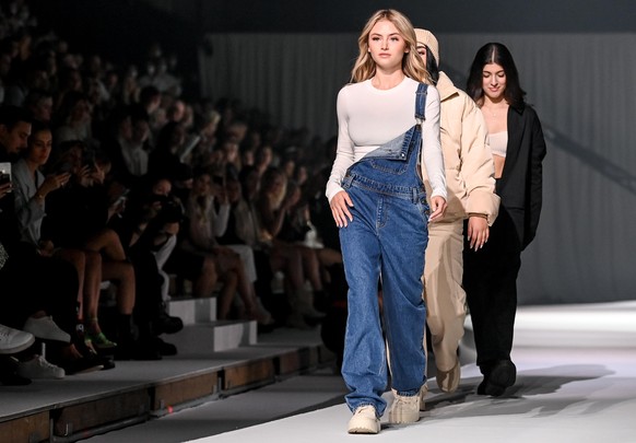 Leni Klum (vorn) läuft als Model auf ihrer Show “Leni Klum x About You” im Rahmen der About You Fashion Week. Die About You, oder Re-Fashion Week, ist seit 2021 Teil der Berlin Fashion Week. Die About ...