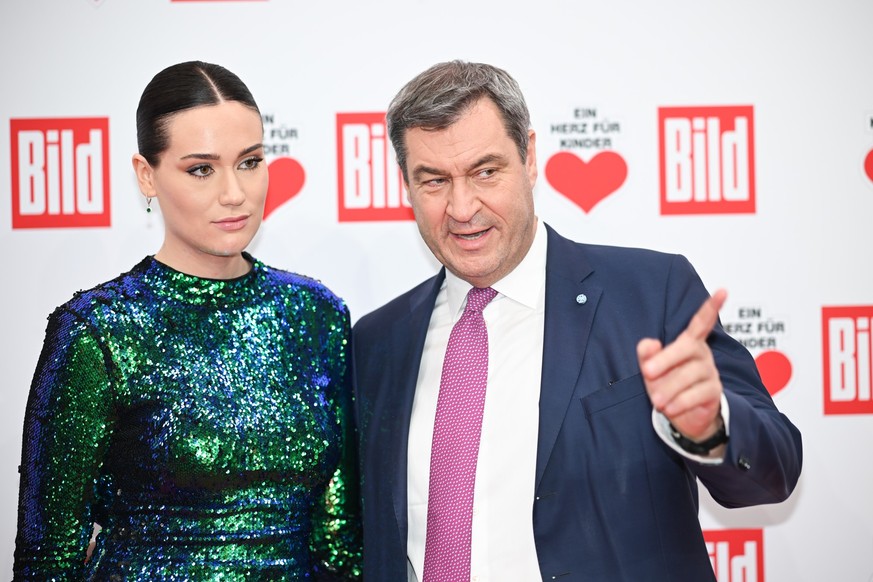 09.12.2023, Berlin: Gloria-Sophie Burkandt mit ihren Vater Markus Söder (CSU), Ministerpräsident von Bayern, stehen auf dem Roten Teppich der TV-Spendengala &quot;Ein Herz für Kinder&quot;. Foto: Seba ...