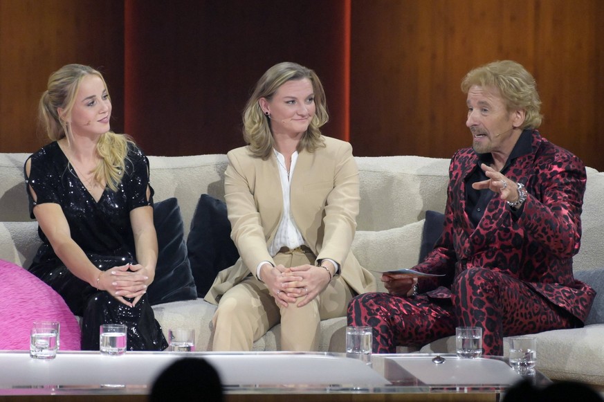 Giulia Gwinn, Alexandra Popp und Thomas Gottschalk in der ZDF-Unterhaltungsshow Wetten, dass.. live aus der Messe Friedrichshafen. Friedrichshafen, 19.11.2022 *** Giulia Gwinn, Alexandra Popp and Thom ...