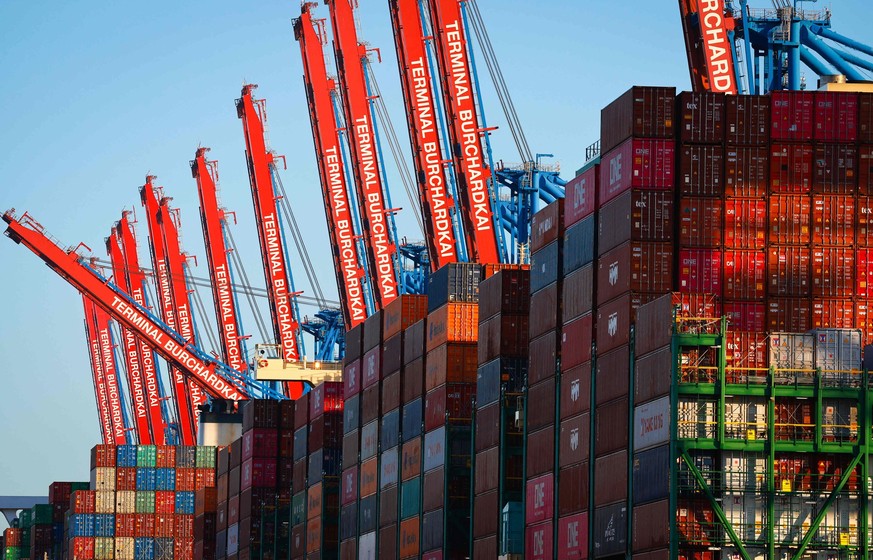 ARCHIV - 14.07.2022, Hamburg: Containerschiffe liegen im Waltershofer Hafen am Container Terminal Burchardkai (CTB) der HHLA (Hamburger Hafen und Logistik AG). Das Statistische Bundesamt ver