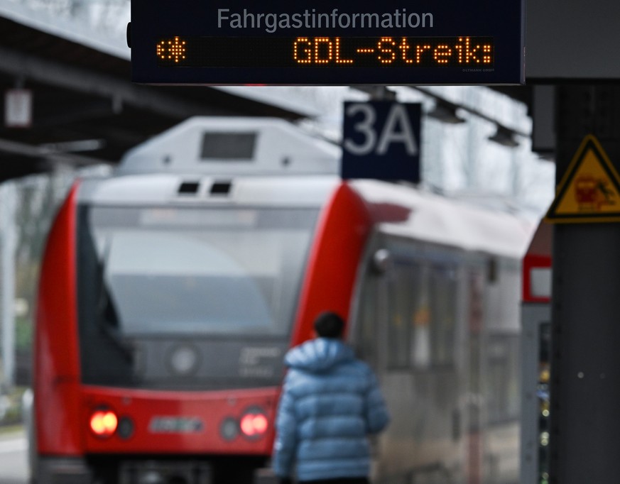 ARCHIV - 08.12.2023, Hessen, Wiebelsbach: Der Hinweis «GDL-Streik» leuchtet auf der Fahrgastinformationsanzeige im Bahnhof auf. Die Lokführergewerkschaft GDL darf im Tarifkonflikt mit der Deutschen Ba ...