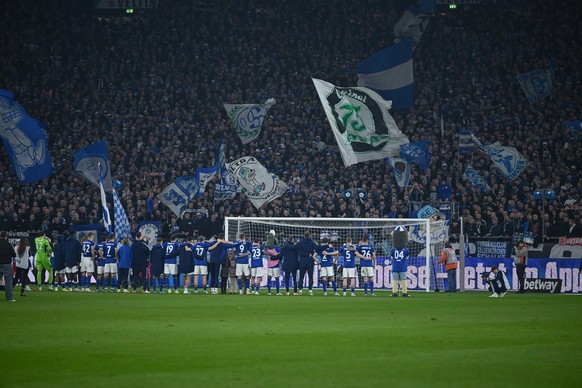 01.03.2024, Fussball, 2. Bundesliga, 24. Spieltag Saison 2023/2024, FC Schalke 04 - FC St. Pauli, Der FC Schalke 04 feiert den Sieg mit den Fans. xRHR-FOTO/TKx *** 01 03 2024, Soccer, 2 Bundesliga, 24 ...