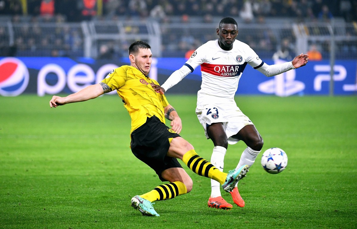 Fussball, Champions League, Deutschland, Herren, Saison 2023/2024, 6. Spieltag, Signal Iduna Park Dortmund: Bor. Dortmund - FC Paris Saint-Germain 1:1 Niklas S�le BVB, Randal Kolo Muani PSG. Aktion UE ...