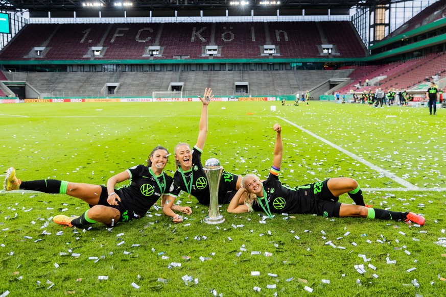 dpatopbilder - 04.07.2020, Nordrhein-Westfalen, Köln: Fußball, Frauen: DFB-Pokal, VfL Wolfsburg - SGS Essen, Finale im RheinEnergieStadion. Die Wolfsburgerinnen Ingrid Syrstad Engen (l-r), Fridolina R ...