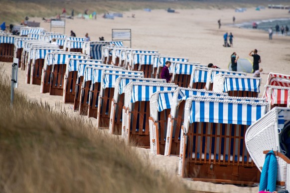21.05.2023, Mecklenburg-Vorpommern, Göhren: Strandkörbe stehen bei sonnigem Wetter am Strand des Ostseebades Göhren auf der Insel Rügen. Foto: Stefan Sauer/dpa +++ dpa-Bildfunk +++
