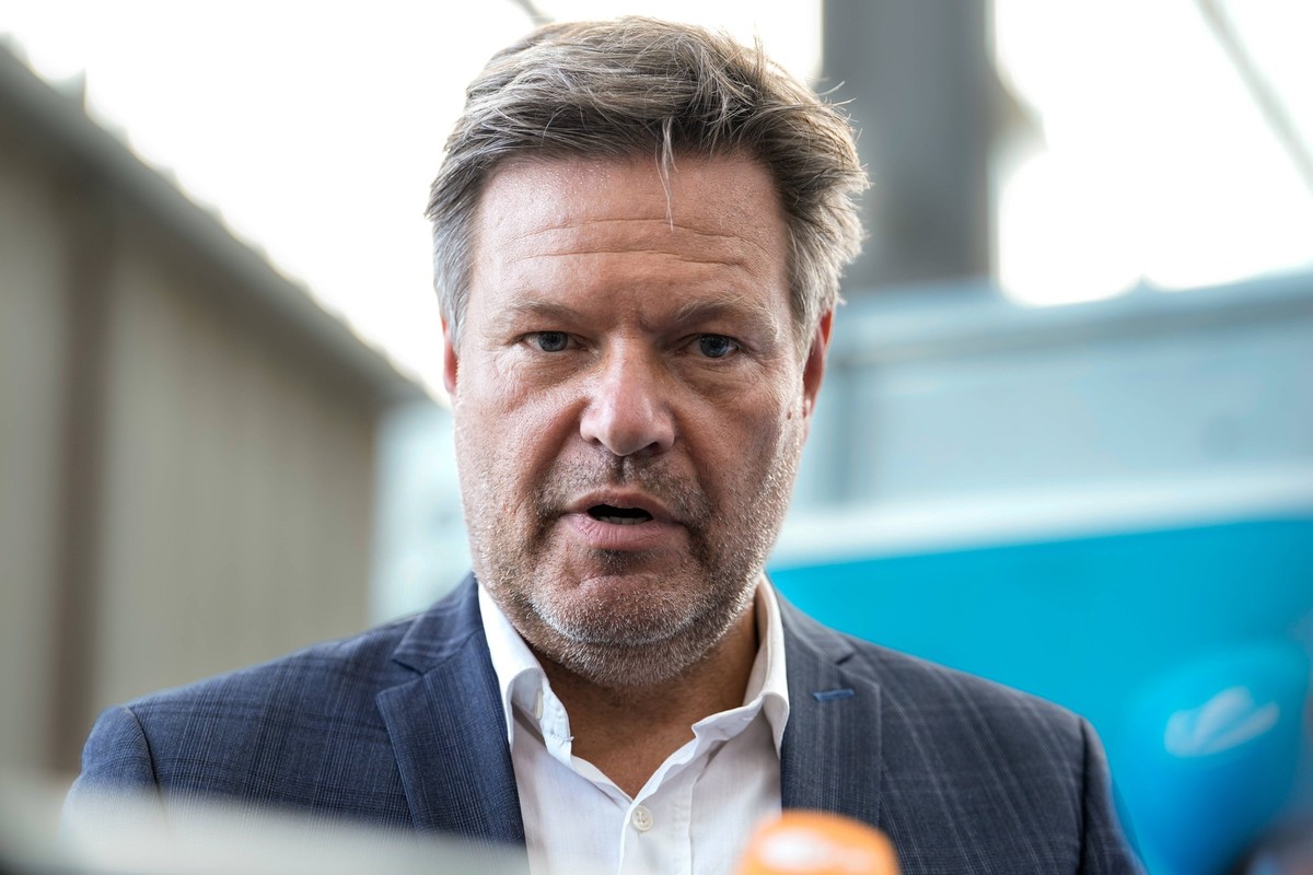 Bundeswirtschaftsminister und Landeswirtschaftsministerin NRW informieren sich ueber den Klimahafen Gelsenkirchen Aktuell, 25.08.2022, Berlin, Wirtschafts- und Klimaminister Robert Habeck Gruene im Po ...