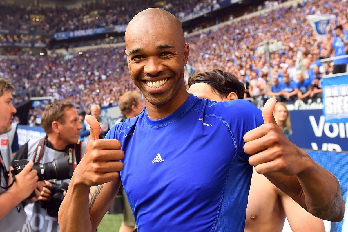 Bilder des Tages - SPORT 12.05.2018, xjhx, Fussball 1.Bundesliga, FC Schalke 04 - Eintracht Frankfurt, emspor, v.l. Naldo (FC Schalke 04) jubeln / jubelt nach Spielende. Gelsenkirchen *** 12 05 2018 x ...