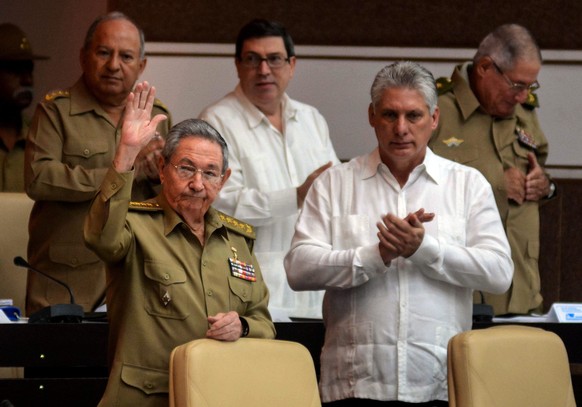 Der bisherige kubanische Präsident Raúl Castro (l.) und sein Nachfolger&nbsp;Miguel Díaz-Canel.