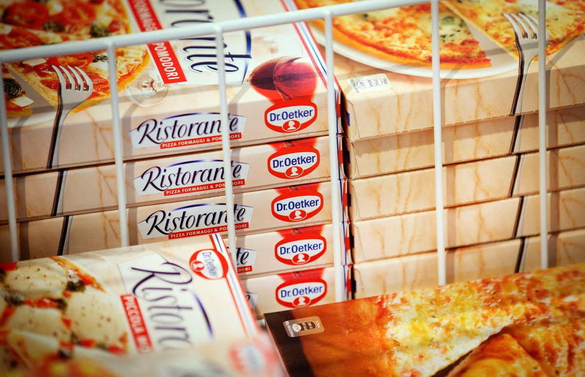 ARCHIV - 21.06.2016, Nordrhein-Westfalen, Bielefeld: Verpackungen von Pizza Ristorante des Lebensmittelherstellers Dr. Oetker. (zu dpa &quot;Oetker-Lebensmittelsparte h