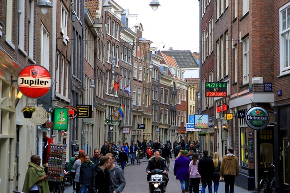 De Wallen ( De Walletjes ) ist ein Rotlichtbezirk in Amsterdam-Centrum. Die Wallen umfassen vor allem das Gebiet östlich vom Damrak, das von Warmoesstraat, Zeedijk dem Nieuwmarkt und dem angrenzenden  ...
