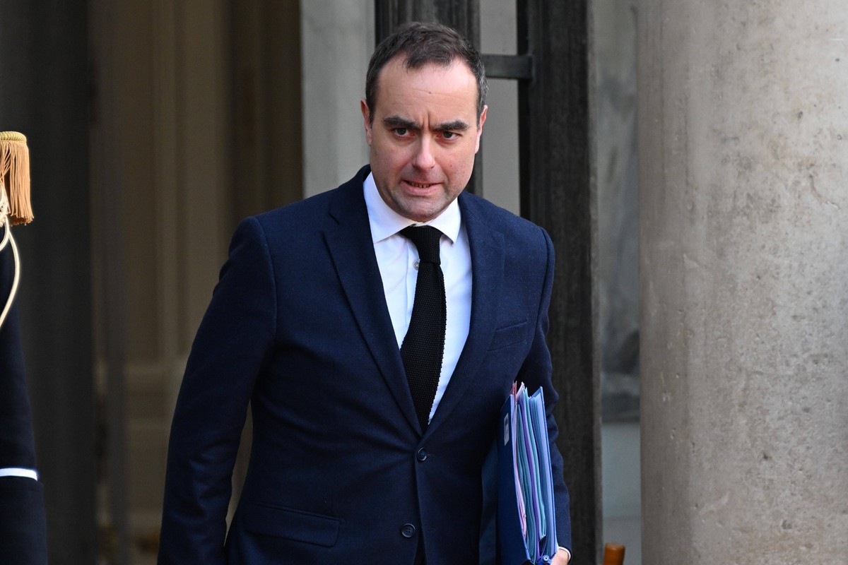Sebastien Lecornu French Armies Minister arrives at Palais de l Elysee on February 27, 2024 in Paris, France. Photo by federico pestellini / panoramic - NEWS : Emmanuel Macron recoit Cheikh Tamim bin  ...