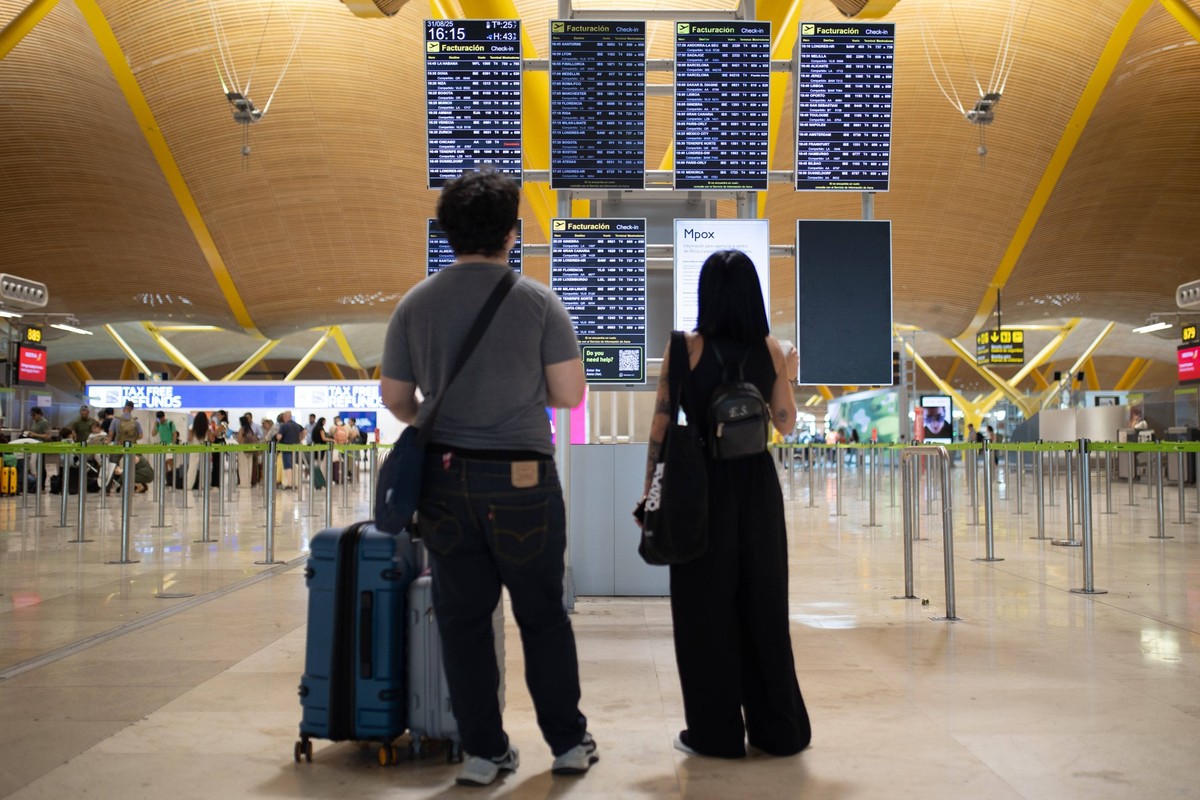 Aena airports plan 21 327 flights this weekend, 0.3 more than in 2024 Several people look at the information screens in T4 at Adolfo Suárez Madrid Barajas Airport, on 31 August 2025, in Madrid Spain T ...