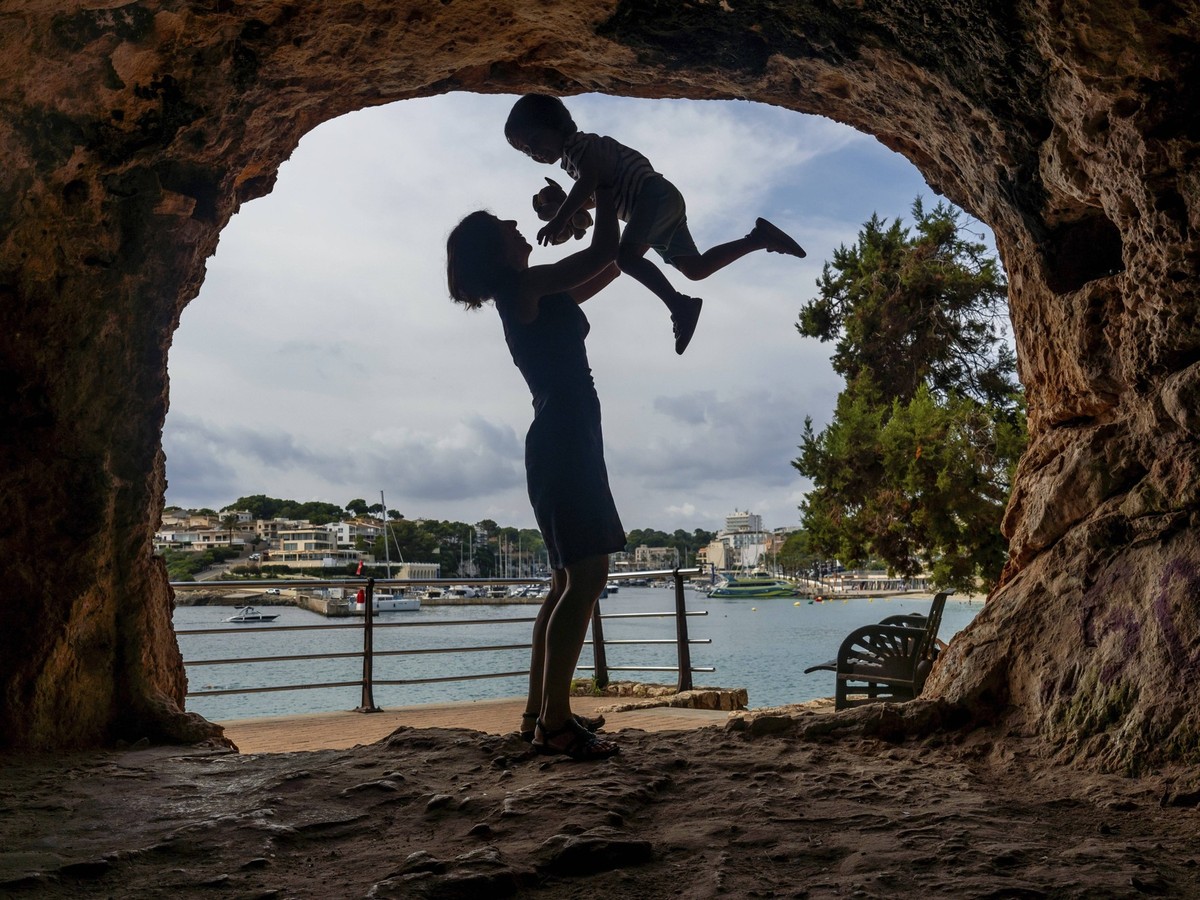 Silhouette einer Mutter, die ihren Sohn in einer H