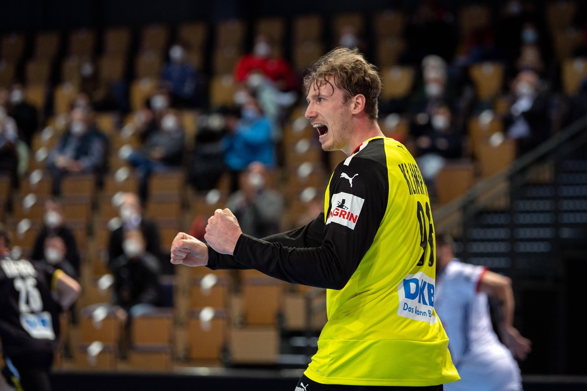 Handball Wetzlar 09.01.2022 Nationalmannschaft L�nderspiel M�nner Herren Vorbereitung zur EM 2022 Deutschland GER - Frankreich FRA Till Klimpke Deutschland, TW, No.98 Jubel *** Handball Wetzlar 09 01 ...