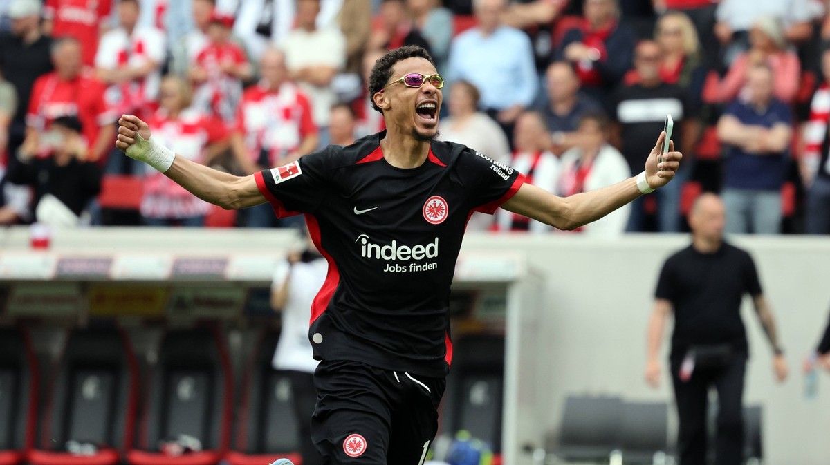 17.05.25 SC Freiburg - Eintracht Frankfurt Deutschland, Freiburg, 17.05.2025, Fussball, Bundesliga, SC Freiburg - Eintracht Frankfurt: Hugo Ekitike Eintracht Frankfurt Schlussjubel Champions League CL ...