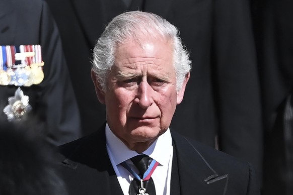 17.04.2021, Großbritannien, Windsor: Eine Träne läuft Prinz Charles, britischer Thronfolger, über die Wange, als er während der Trauerzugs dem Sarg seines Vaters folgt. Die Trauerfeier und Beisetzung  ...