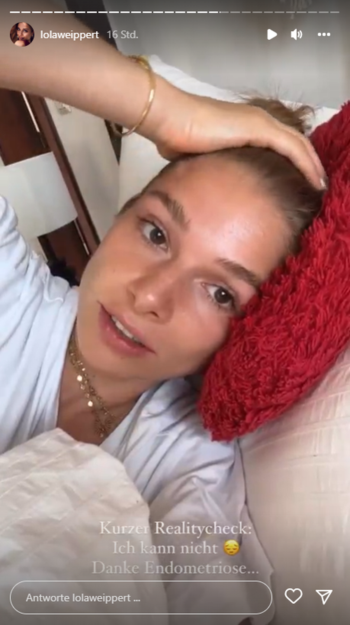 Lola Weippert meldet sich am Freitag aus dem Bett.