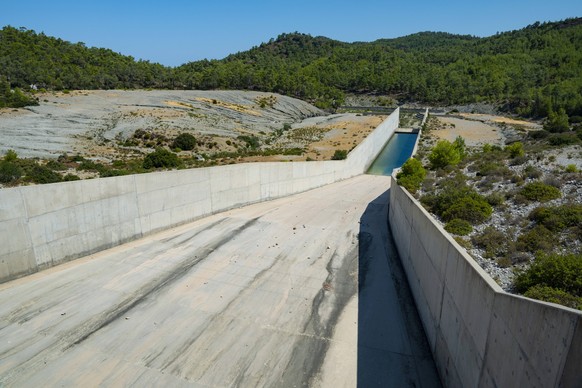 Gadoura Staudamm, Stausee Rhodos, Dodekanes, Griechenland McPINS McP_KST_2024_000323 *** Gadoura Dam, Reservoir Rhodes, Dodecanese, Greece McPINS McP Corporation tax 2024 000323 McPINS