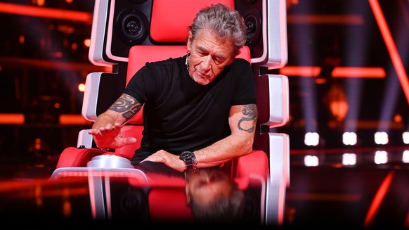 HANDOUT - 10.08.2022, ---, -: Sänger und Musiker Peter Maffay, Coach der 12. Staffel der Casting-Show &quot;The Voice of Germany&quot;, will den Buzzer drücken während einer Folge der neuen Staffel, d ...