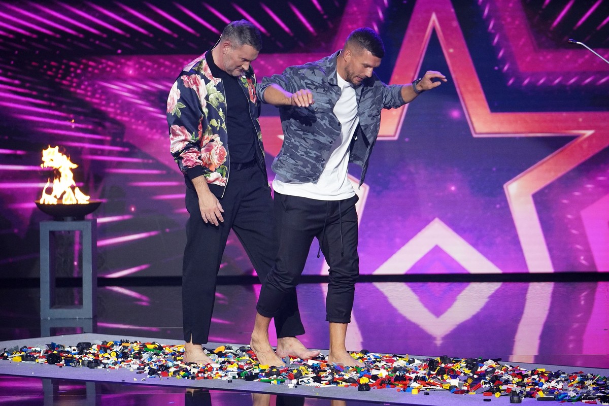 Die Jurymitglieder Michael Michalsky (l.) und Lukas Podolski wagen sich barfu� �ber die Lego-Steine von Francesco Infantone. Die Verwendung des sendungsbezogenen Materials ist nur mit dem Hinweis und  ...