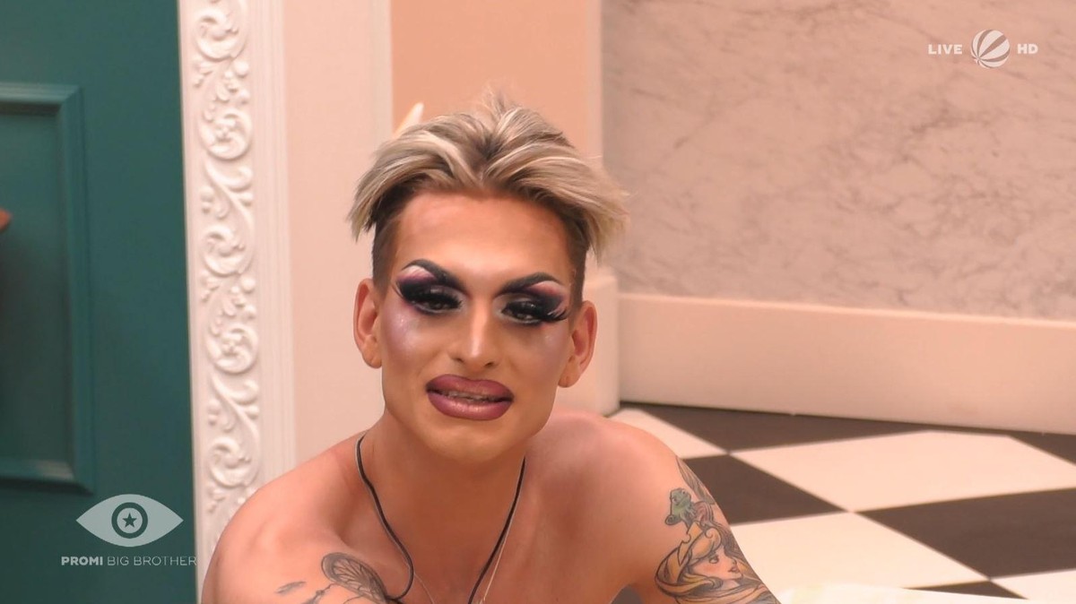 Drag-Künstlerin Katy Bähm in fast voller Montur.