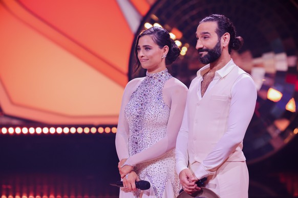 08.04.2022, Nordrhein-Westfalen, K�ln: Amira Pocher, Moderatorin, und Massimo Sinato, Profit�nzer, stehen in der RTL-Tanzshow &quot;Let&#039;s Dance&quot; im Coloneum. Foto: Rolf Vennenbernd/dpa +++ d ...