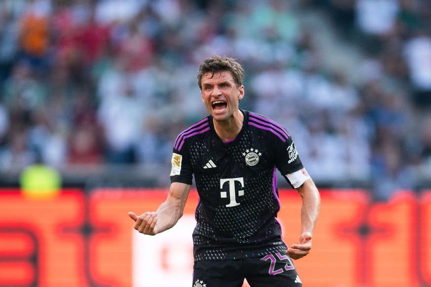 02.09.2023, Nordrhein-Westfalen, Mönchengladbach: Fußball: Bundesliga, Borussia Mönchengladbach - Bayern München, 3. Spieltag, Stadion im Borussia-Park. Bayerns Thomas Müller reagiert während der Part ...