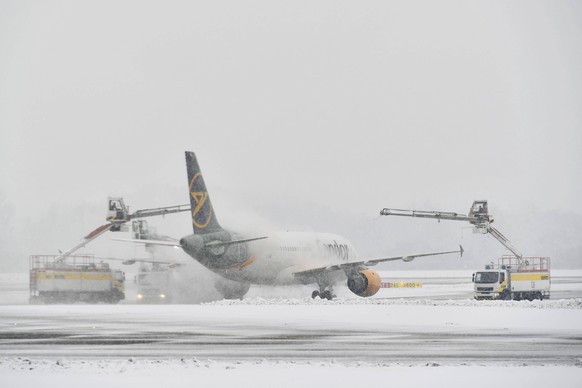 Flugzeugenteisung im Winter vor Start, Condor, Airbus, A320, Flughafen München, Oberbayern, Bayern, Deutschland, Europa *** Flugzeugenteisung at Winter before Begin, condor, Airbus, A320, Airport Muni ...