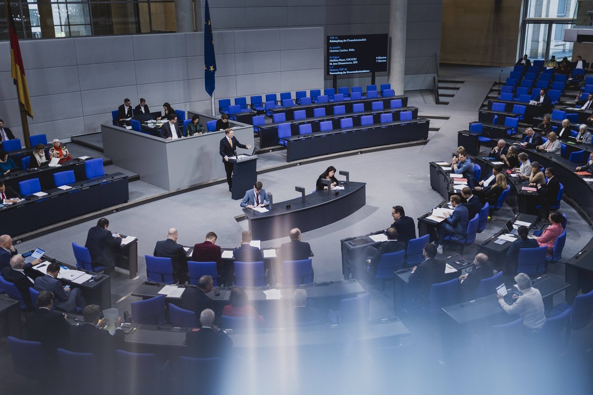 Christian Lindner FDP, Bundesminister der Finanzen, aufgenommen im Rahmen der Sitzung des Deutschen Bundestags zum Tagesordnungspunkt Bekaempfung von Finanzkriminalitaet in Berlin, 14.12.2023. Berlin  ...