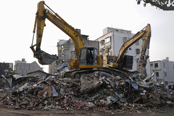 Earthquake in Taiwan Excavators remove rubble from a collapsed building in Hualien, eastern Taiwan, on April 4, 2024, following a powerful earthquake the previous day. PUBLICATIONxINxAUTxBELxBIHxBULxC ...