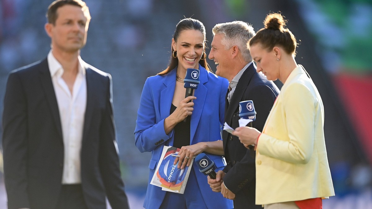Fussball, Herren, Saison 2023/24, UEFA EURO, EM, Europameisterschaft,Fussball EM 2024, Finale in Berlin, Spanien - England, v.l. Sportschau Moderator Alexander Bommes, Sportschau Moderatorin Esther Se ...
