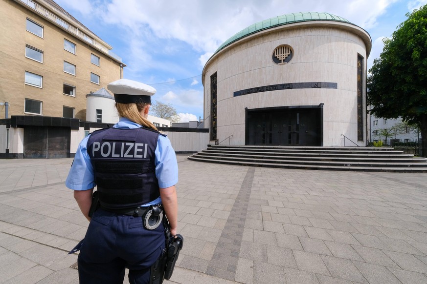 Polizeischutz für Synagoge in Düsseldorf. "Super traurig, dass so etwas in Deutschland noch nötig ist", sagt Antisemitismus-Experte Michael Blume.