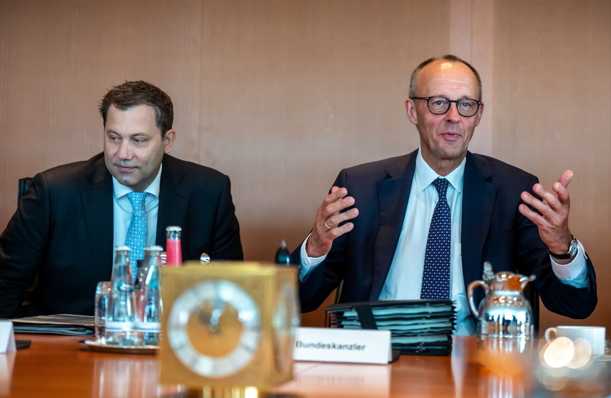 06.08.2025, Berlin: Bundeskanzler Friedrich Merz (CDU, r) spricht neben Lars Klingbeil (SPD), Bundesminister der Finanzen, zu Beginn der Sitzung des Bundeskabinetts im Kanzleramt. Foto: Michael Kappel ...