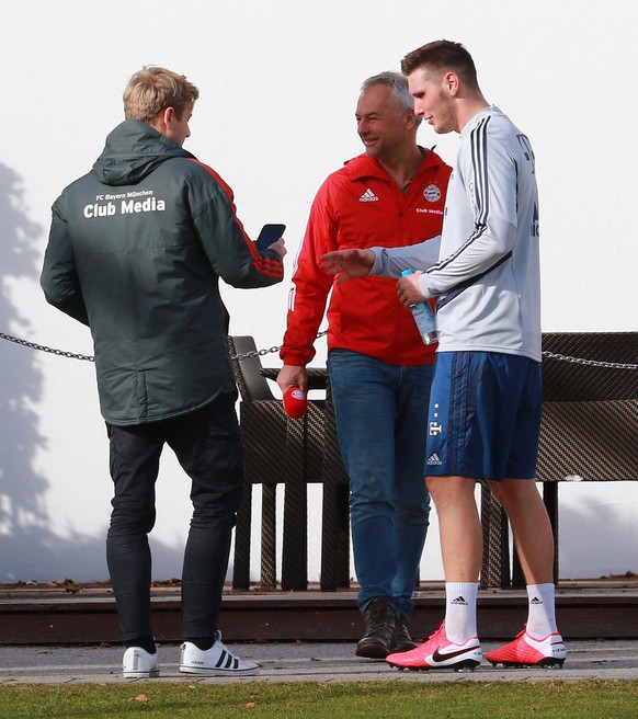 Niklas Süle (r.) schuftet für sein Comeback. Hier gibt er nach dem Reha-Training ein Interview.