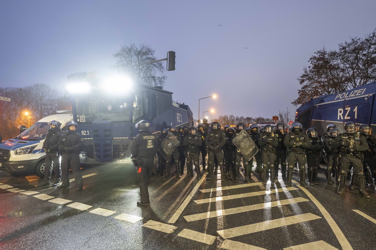29.11.2025, Hessen, Gießen: Teilnehmer unterschiedlicher Organisationen protestieren in Gießen gegen die Gründungsversammlung der neuen AfD-Jugendorganisation. Die Demonstration wird von einem massive ...