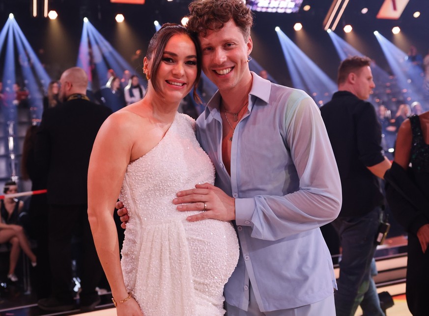 24.02.2024, Nordrhein-Westfalen, Köln: Die schwangere Profitänzerin Renata Lusin und ihr Mann Valentin Lusin, Profitänzer, stehen in der Kennenlernshow der RTL-Tanzshow &quot;Let&#039;s Dance&quot; zu ...