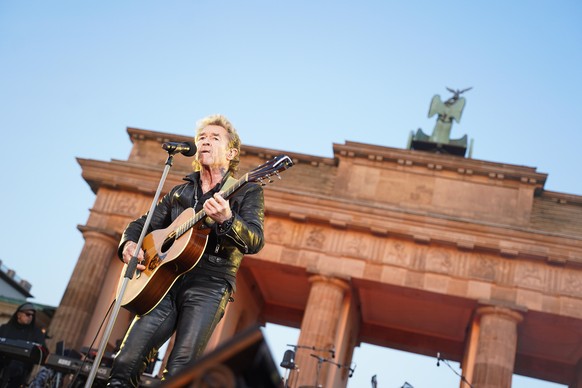 Der Sänger Peter Maffay steht bei der Solidaritätskundgebung &quot;Sound of Peace&quot; am Brandenburger Tor auf der Bühne. Zahlreiche bekannte Künstler treten auf und demonstrieren ihre Unterstützung ...