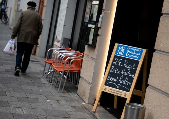 Eine Tafel mit der Aufschrift &quot;2G-Regel - Bitte Nachweis bereit halten&quot; steht vor einem Wirtshaus. Angesichts der steigenden Corona-Zahlen gelten in Bayern ab dem 16.11.2021 noch einmal vers ...