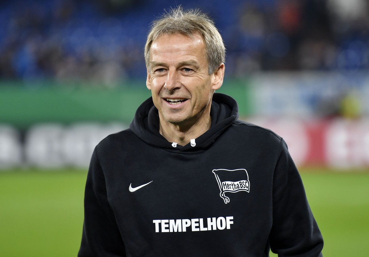 Berlin's Juergen Klinsmann, DFB Pokal, Live - Spiel zwischen FC Schalke 04 and Hertha BSC Berlin in Gelsenkirchen, Jürgen Klinsmanns kurzer Auftritt in der Bundesliga Anzeige raus
