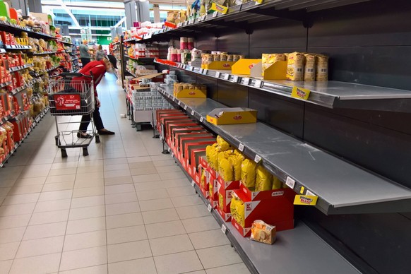 Wegen dem Krieg, Russland gegen die Ukraine sind Preise fuer Lebensmittel teils stark gestiegen. Einige Produkte sind besonders betroffen und teilweise auch vergriffen bzw ausverkauft. Foto: Leeres Su ...