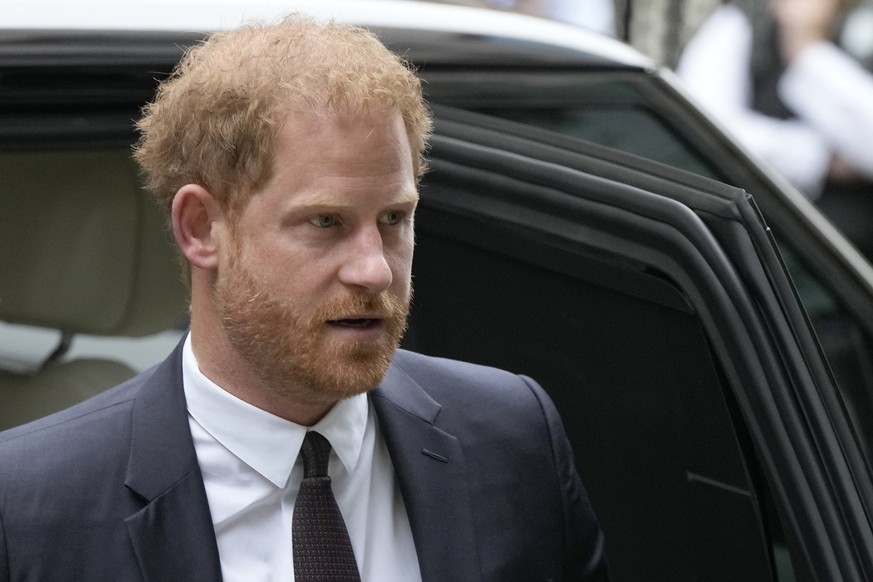 06.06.2023, Großbritannien, London: Prinz Harry, Herzog von Sussex, trifft vor dem High Court in London ein. Prinz Harry wird vor einem Londoner Gericht gegen einen Boulevardzeitungsverlag aussagen. B ...