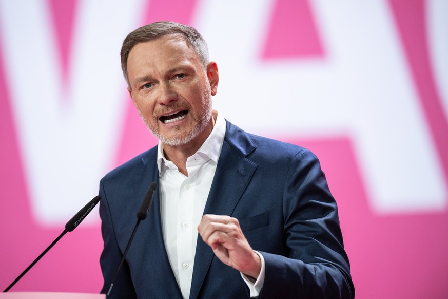 dpatopbilder - 27.04.2024, Berlin: Christian Lindner, Bundesvorsitzender der FDP und Bundesminister der Finanzen, spricht auf dem Parteitag beim Beginn des 75. Ordentlichen Bundesparteitag der FDP in  ...