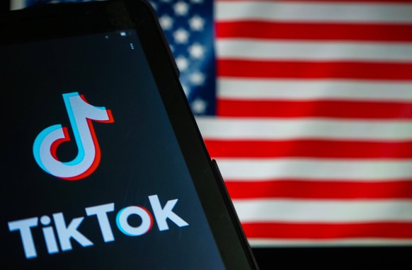 August 10, 2020, Makassar, South Sulawesi, Indonesia: Photo illustration - Tiktok app logo on screen with United States flag background. Makassar Indonesia - ZUMAb223 20200810_zip_b223_001 Copyright:  ...