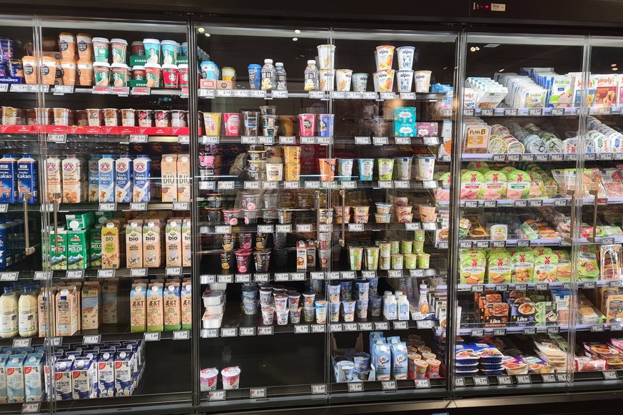 Ransbach-Baumbach Themenfoto: Konsum, Versorgung, Nahrungsmittel, Supermarkt, Einkauf, Lebensmittel, 04.12.2023 Angebot mit Milch und Milchprodukten in einem EDEKA-Supermarkt Themenfoto: Konsum, Verso ...