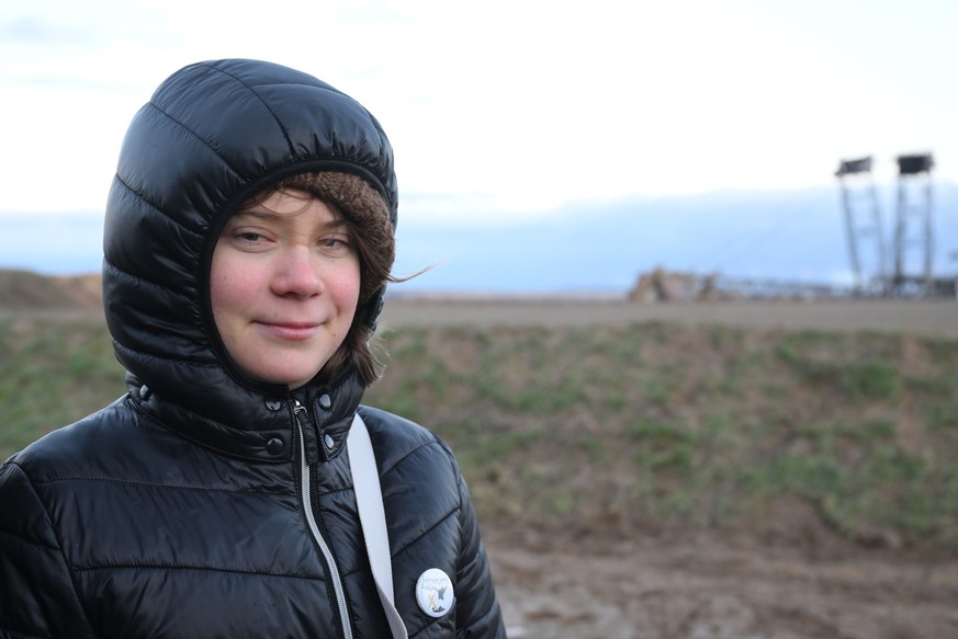 15.01.2023, Nordrhein-Westfalen, Erkelenz: Die Klimaaktivistin Greta Thunberg steht zwischen Keyenberg und L