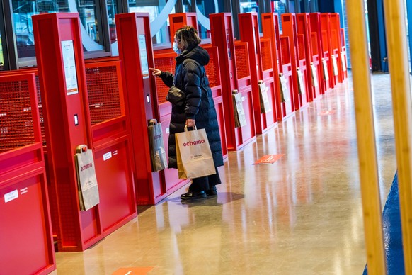 ROTTERDAM - A customer has his QR code scanned in the pick-up point of Chinese internet company Ochama. Consumers can pick up ordered groceries at the collection point. The messages are delivered by r ...