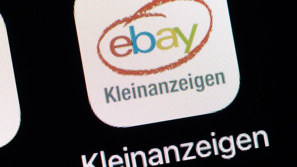 ARCHIV - 03.03.2022, Baden-Württemberg, Rottweil: Das Logo des Online-Kleinanzeigen-Portals «eBay Kleinanzeigen» ist auf dem Display eines iPhone SE zu sehen. (zu dpa: «Bandenbetrug auf eBay-Kleinanze ...