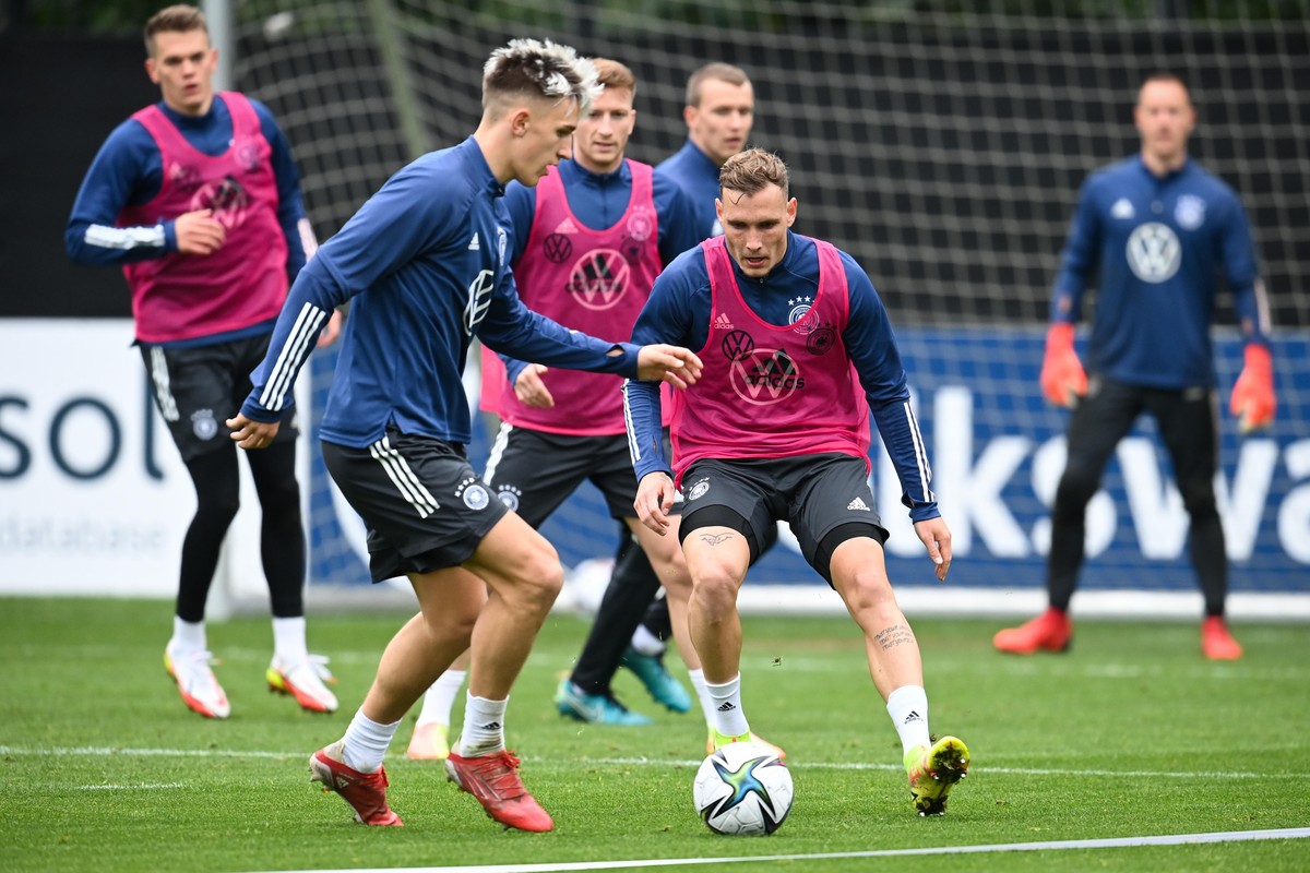 v.l. Nico Schlotterbeck, David Raum (DEU). GES/ Fussball/ Training der deutschen Fussball-Nationalmannschaft in Hamburg, 05.10.2021 Football / Soccer: Training session of the German national team in H ...