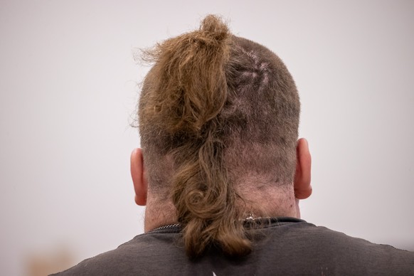 21.10.2021, Bayern, N�rnberg: Der wegen K�rperverletzung angeklagte Youtuber "Drachenlord" steht bei Prozessbeginn im Sitzungssaal des Strafjustizzentrums des Landgerichts N�rnberg-F�rth. De ...