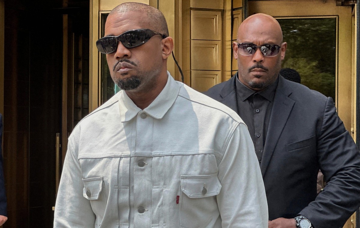 Ye, the rapper formerly known as Kanye West, leaves federal court during the trial of Sean "Diddy" Combs in New York, Friday, June 13, 2025. (AP Photo/Michael R. Sisak)